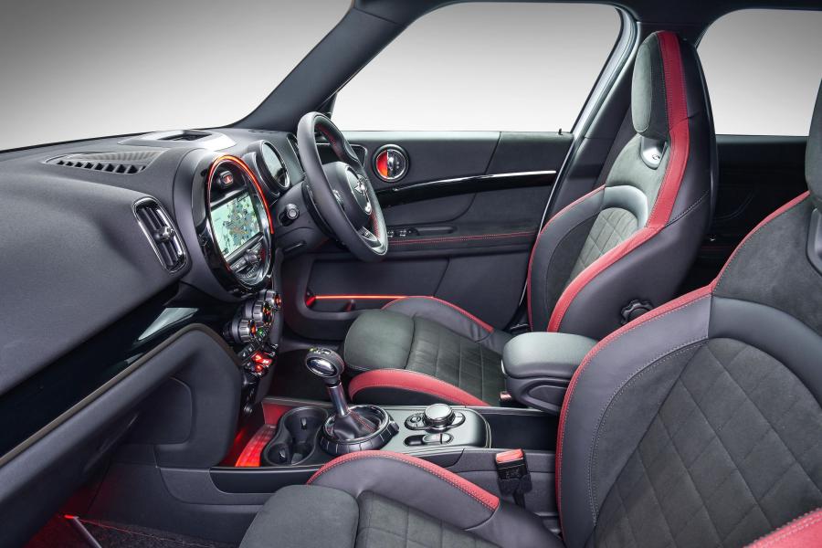 Интерьер Mini John Cooper Works Countryman (F60) 2017 года  (ZA) (фото 38 из 40)